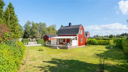 Charmig villa från 1930-talet i ett idylliskt villaområde – med lummig trädgård och solig altan!